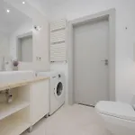 Apartment Elegant With Air Conditioning And Underground Parking By Renters Prestige *