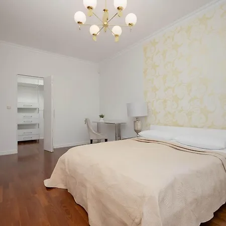 Apartment Elegant With Air Conditioning By Renters Prestige