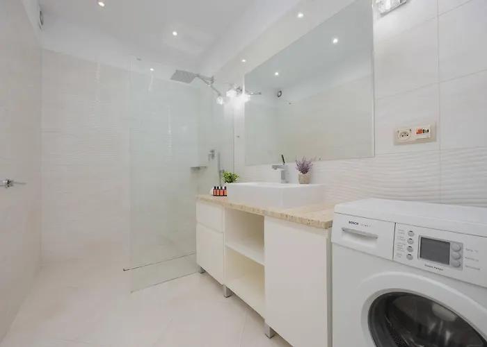 Elegant With Air Conditioning And Underground Parking By Renters Prestige