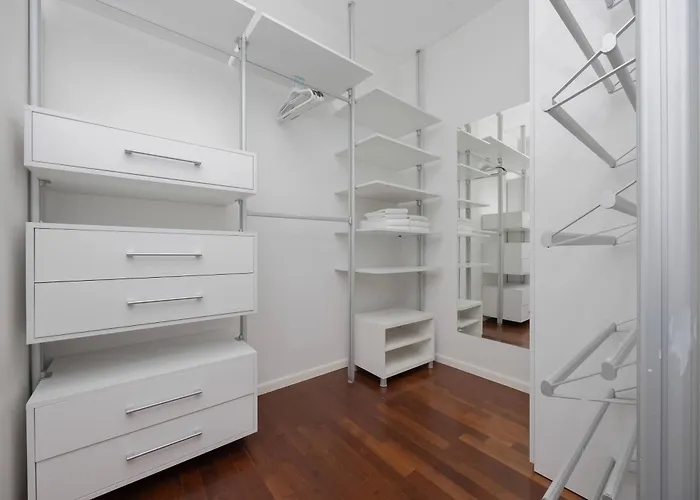 Elegant With Air Conditioning And Underground Parking By Renters Prestige Apartman