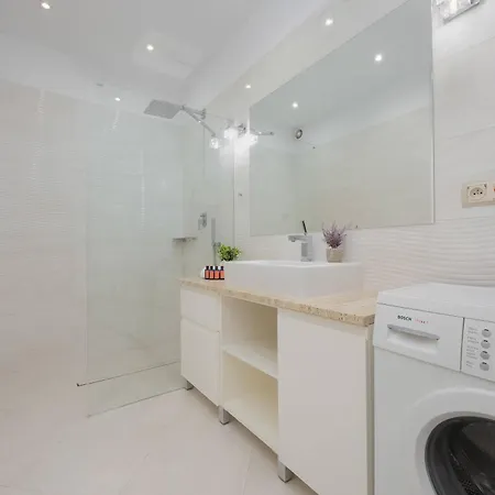 Elegant With Air Conditioning And Underground Parking By Renters Prestige